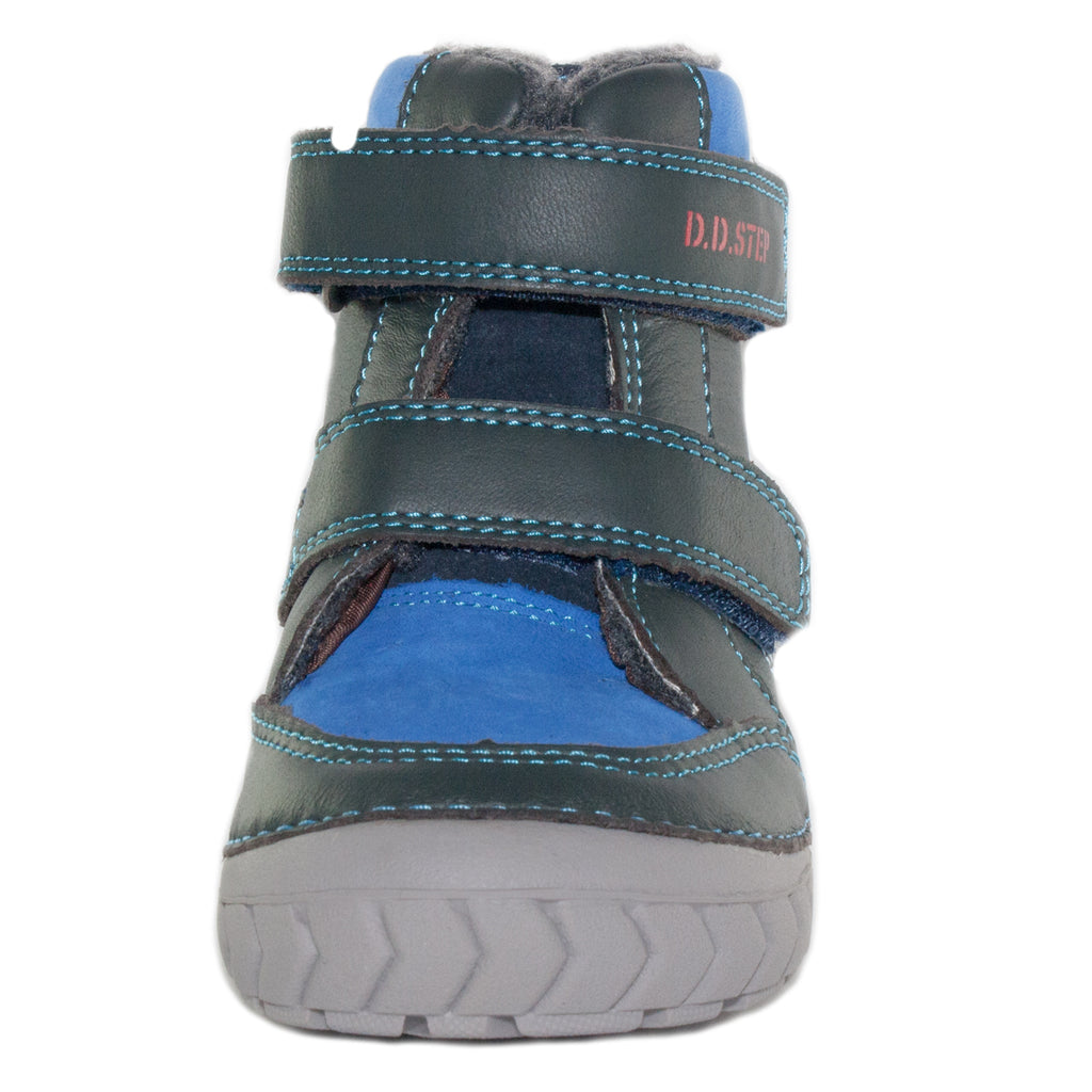 Premium quality first walker with faux fur insulation and genuine leather upper in ink blue with spaceship pattern. Thanks to its high level of specialization, D.D. Step knows exactly what your child’s feet need, to develop properly in the various phases of growth. The exceptional comfort these shoes provide assure the well-being and happiness of your child.