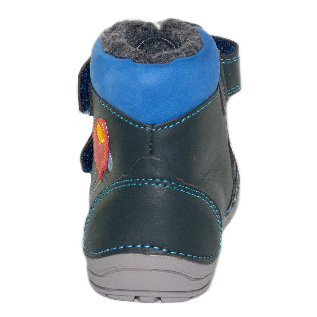Premium quality first walker with faux fur insulation and genuine leather upper in ink blue with spaceship pattern. Thanks to its high level of specialization, D.D. Step knows exactly what your child’s feet need, to develop properly in the various phases of growth. The exceptional comfort these shoes provide assure the well-being and happiness of your child.