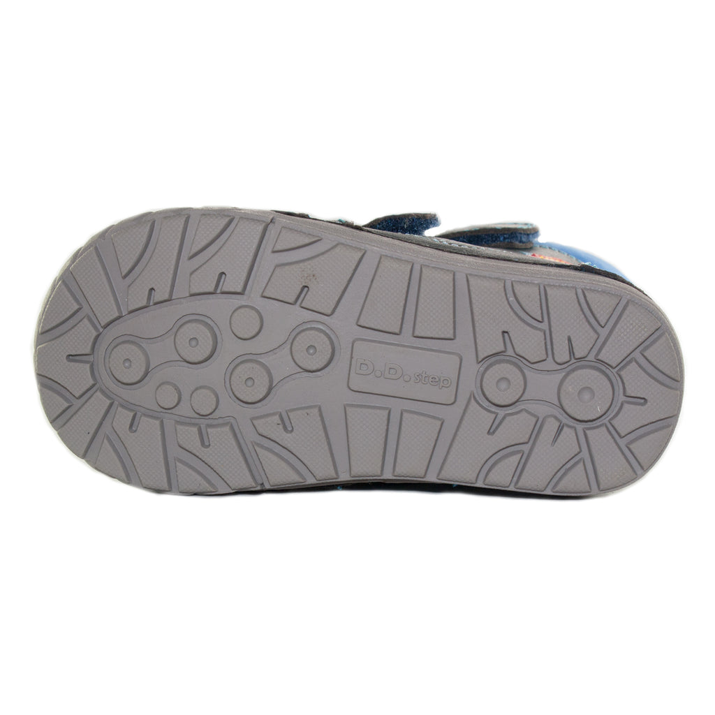 Premium quality first walker with faux fur insulation and genuine leather upper in ink blue with spaceship pattern. Thanks to its high level of specialization, D.D. Step knows exactly what your child’s feet need, to develop properly in the various phases of growth. The exceptional comfort these shoes provide assure the well-being and happiness of your child.