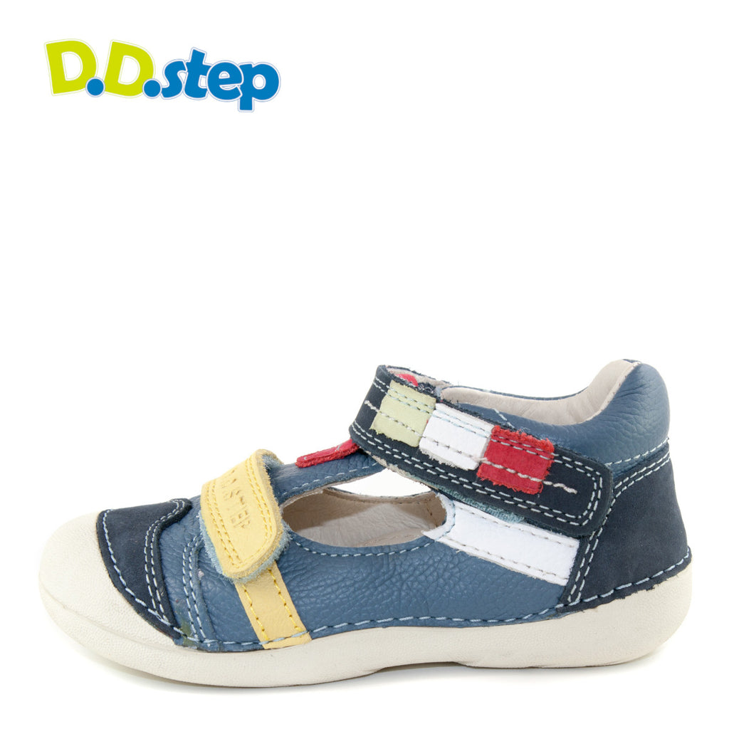 Premium quality closed toe sandals with genuine leather lining and upper in blue with colourful decor and double strap. Thanks to its high level of specialization, D.D. Step knows exactly what your child’s feet need, to develop properly in the various phases of growth. The exceptional comfort these shoes provide assure the well-being and happiness of your child.