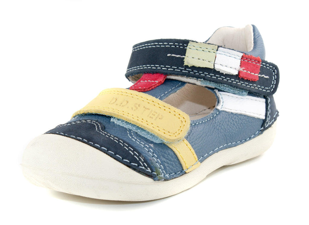 Premium quality closed toe sandals with genuine leather lining and upper in blue with colourful decor and double strap. Thanks to its high level of specialization, D.D. Step knows exactly what your child’s feet need, to develop properly in the various phases of growth. The exceptional comfort these shoes provide assure the well-being and happiness of your child.