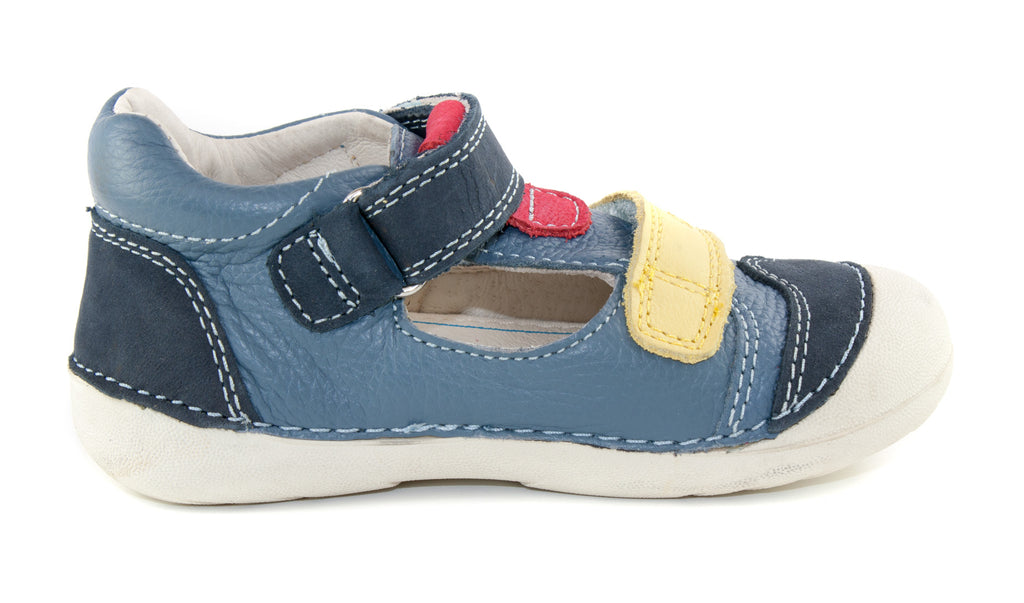Premium quality closed toe sandals with genuine leather lining and upper in blue with colourful decor and double strap. Thanks to its high level of specialization, D.D. Step knows exactly what your child’s feet need, to develop properly in the various phases of growth. The exceptional comfort these shoes provide assure the well-being and happiness of your child.