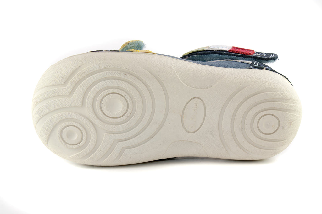 Premium quality closed toe sandals with genuine leather lining and upper in blue with colourful decor and double strap. Thanks to its high level of specialization, D.D. Step knows exactly what your child’s feet need, to develop properly in the various phases of growth. The exceptional comfort these shoes provide assure the well-being and happiness of your child.