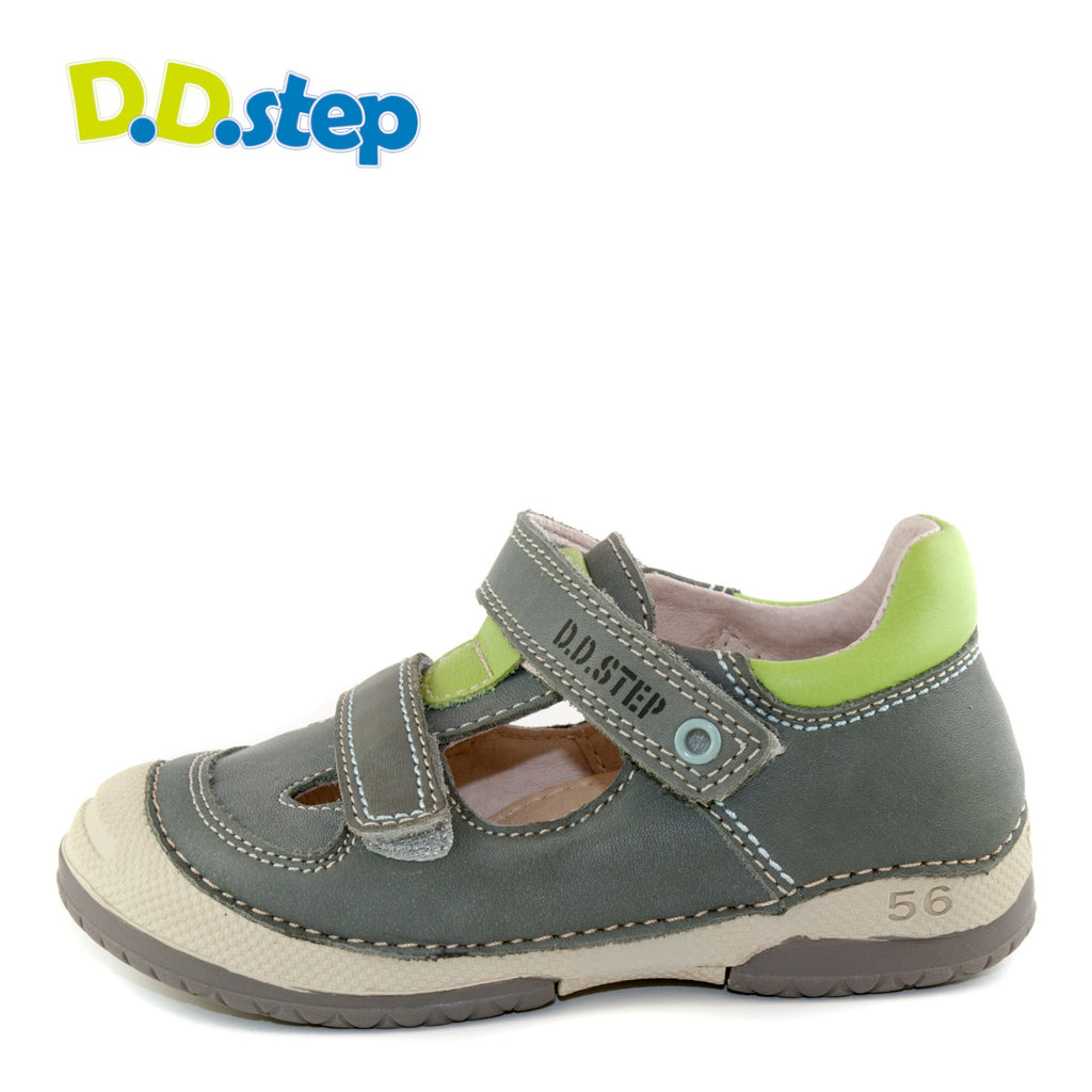 Premium quality closed toe sandals with genuine leather lining and upper in khaki with neon green details and double strap. Thanks to its high level of specialization, D.D. Step knows exactly what your child’s feet need, to develop properly in the various phases of growth. The exceptional comfort these shoes provide assure the well-being and happiness of your child.