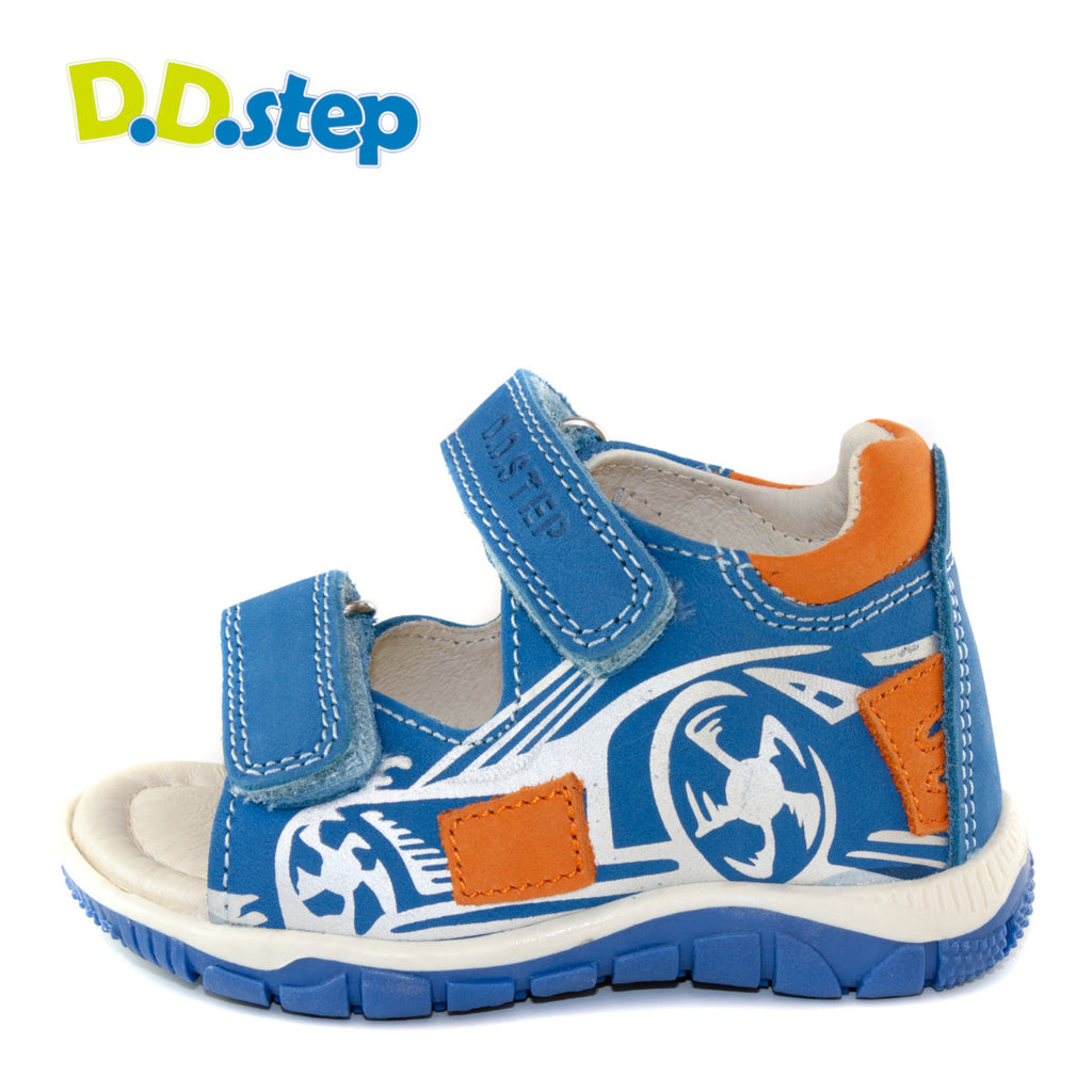 Premium quality sandals with genuine leather lining and upper in blue with race car pattern and double strap. Thanks to its high level of specialization, D.D. Step knows exactly what your child’s feet need, to develop properly in the various phases of growth. The exceptional comfort these shoes provide assure the well-being and happiness of your child.