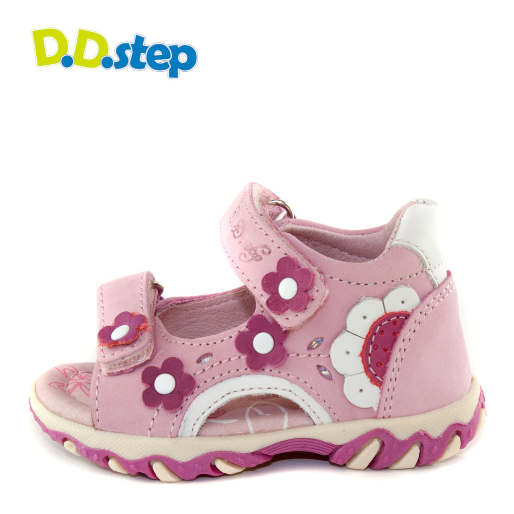 Premium quality first walker sandals with genuine leather lining and upper in baby pink with flowers and double velcro strap. Thanks to its high level of specialization, D.D. Step knows exactly what your child’s feet need, to develop properly in the various phases of growth. The exceptional comfort these shoes provide assure the well-being and happiness of your child.