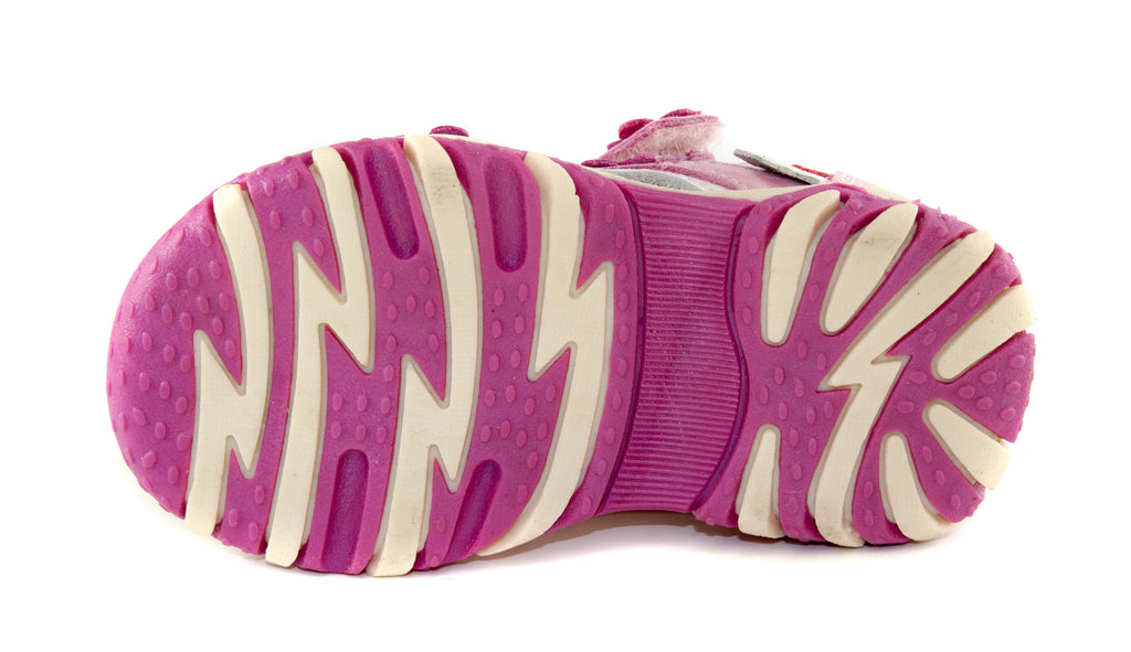 Premium quality first walker sandals with genuine leather lining and upper in baby pink with flowers and double velcro strap. Thanks to its high level of specialization, D.D. Step knows exactly what your child’s feet need, to develop properly in the various phases of growth. The exceptional comfort these shoes provide assure the well-being and happiness of your child.