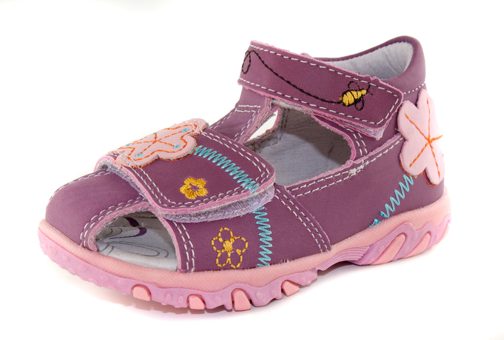 Premium quality first walker sandals with genuine leather lining and upper in mauve with bees and flower. Thanks to its high level of specialization, D.D. Step knows exactly what your child’s feet need, to develop properly in the various phases of growth. The exceptional comfort these shoes provide assure the well-being and happiness of your child.