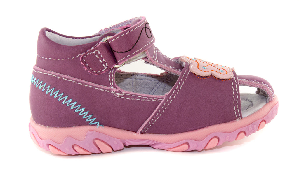 Premium quality first walker sandals with genuine leather lining and upper in mauve with bees and flower. Thanks to its high level of specialization, D.D. Step knows exactly what your child’s feet need, to develop properly in the various phases of growth. The exceptional comfort these shoes provide assure the well-being and happiness of your child.