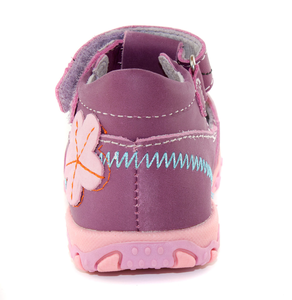 Premium quality first walker sandals with genuine leather lining and upper in mauve with bees and flower. Thanks to its high level of specialization, D.D. Step knows exactly what your child’s feet need, to develop properly in the various phases of growth. The exceptional comfort these shoes provide assure the well-being and happiness of your child.