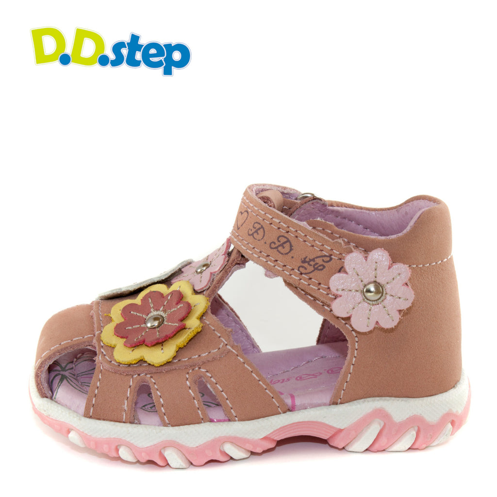 Premium quality first walker sandals with genuine leather lining and upper in pink with flowers. Thanks to its high level of specialization, D.D. Step knows exactly what your child’s feet need, to develop properly in the various phases of growth. The exceptional comfort these shoes provide assure the well-being and happiness of your child.