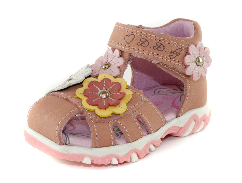 Premium quality first walker sandals with genuine leather lining and upper in pink with flowers. Thanks to its high level of specialization, D.D. Step knows exactly what your child’s feet need, to develop properly in the various phases of growth. The exceptional comfort these shoes provide assure the well-being and happiness of your child.