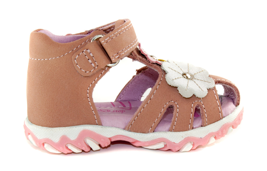 Premium quality first walker sandals with genuine leather lining and upper in pink with flowers. Thanks to its high level of specialization, D.D. Step knows exactly what your child’s feet need, to develop properly in the various phases of growth. The exceptional comfort these shoes provide assure the well-being and happiness of your child.