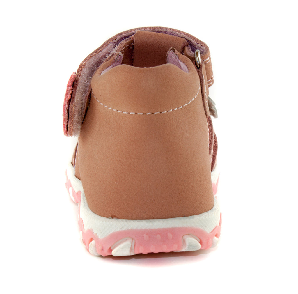 Premium quality first walker sandals with genuine leather lining and upper in pink with flowers. Thanks to its high level of specialization, D.D. Step knows exactly what your child’s feet need, to develop properly in the various phases of growth. The exceptional comfort these shoes provide assure the well-being and happiness of your child.
