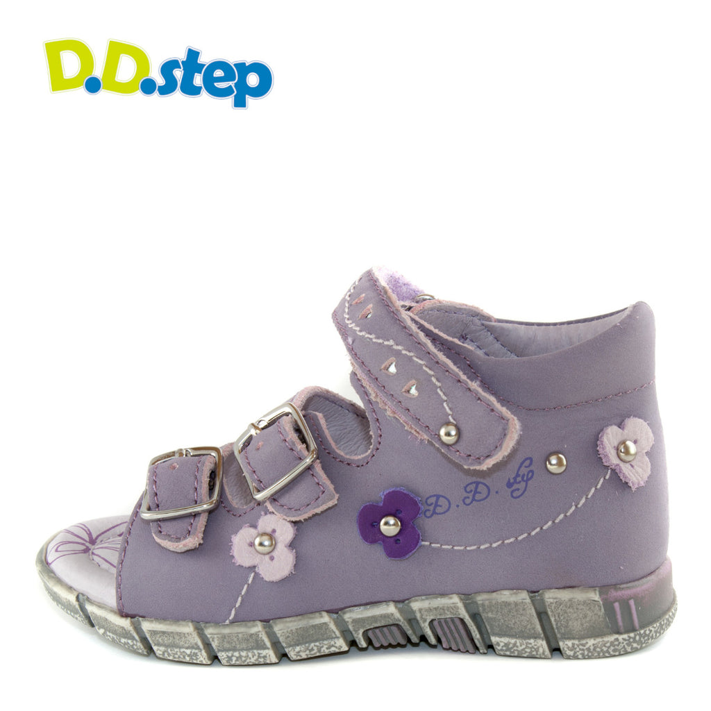Premium quality first walker sandals with genuine leather lining and upper in violet color and flower decor. Thanks to its high level of specialization, D.D. Step knows exactly what your child’s feet need, to develop properly in the various phases of growth. The exceptional comfort these shoes provide assure the well-being and happiness of your child.
