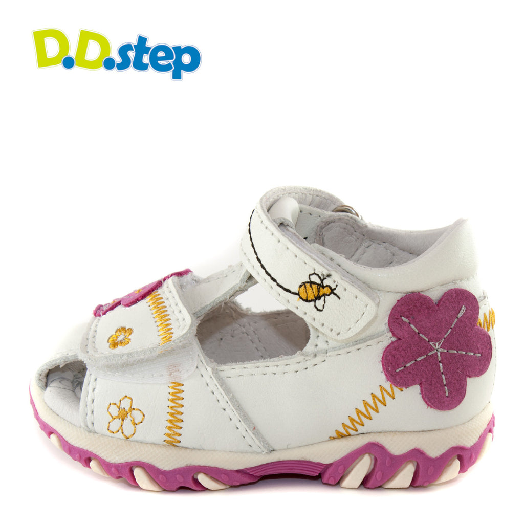 Premium quality first walker sandals with genuine leather lining and upper in white with bees and flower. Thanks to its high level of specialization, D.D. Step knows exactly what your child’s feet need, to develop properly in the various phases of growth. The exceptional comfort these shoes provide assure the well-being and happiness of your child.