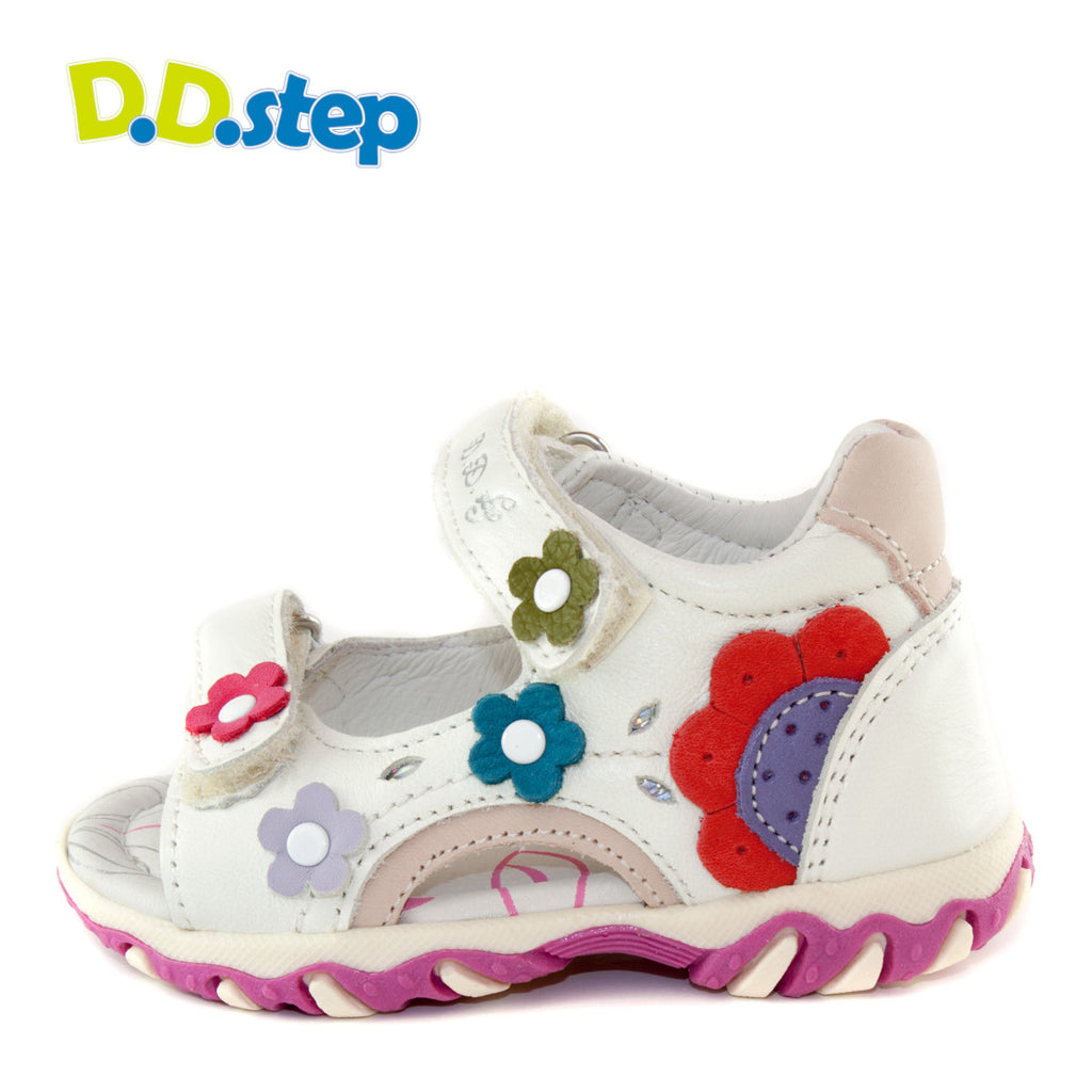 Premium quality first walker sandals with genuine leather lining and upper in white with colourful flowers and double velcro strap. Thanks to its high level of specialization, D.D. Step knows exactly what your child’s feet need, to develop properly in the various phases of growth. The exceptional comfort these shoes provide assure the well-being and happiness of your child.