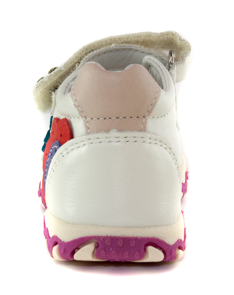 Premium quality first walker sandals with genuine leather lining and upper in white with colourful flowers and double velcro strap. Thanks to its high level of specialization, D.D. Step knows exactly what your child’s feet need, to develop properly in the various phases of growth. The exceptional comfort these shoes provide assure the well-being and happiness of your child.