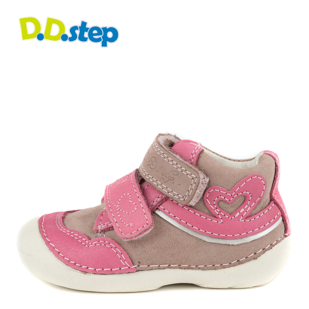Premium quality first walker with genuine leather lining and upper in beige and pink with heart. Thanks to its high level of specialization, D.D. Step knows exactly what your child’s feet need, to develop properly in the various phases of growth. The exceptional comfort these shoes provide assure the well-being and happiness of your child.