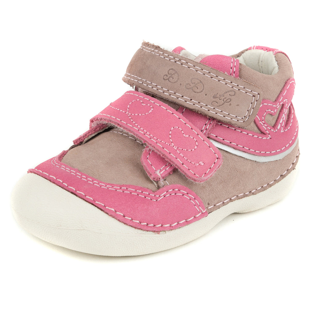 Premium quality first walker with genuine leather lining and upper in beige and pink with heart. Thanks to its high level of specialization, D.D. Step knows exactly what your child’s feet need, to develop properly in the various phases of growth. The exceptional comfort these shoes provide assure the well-being and happiness of your child.