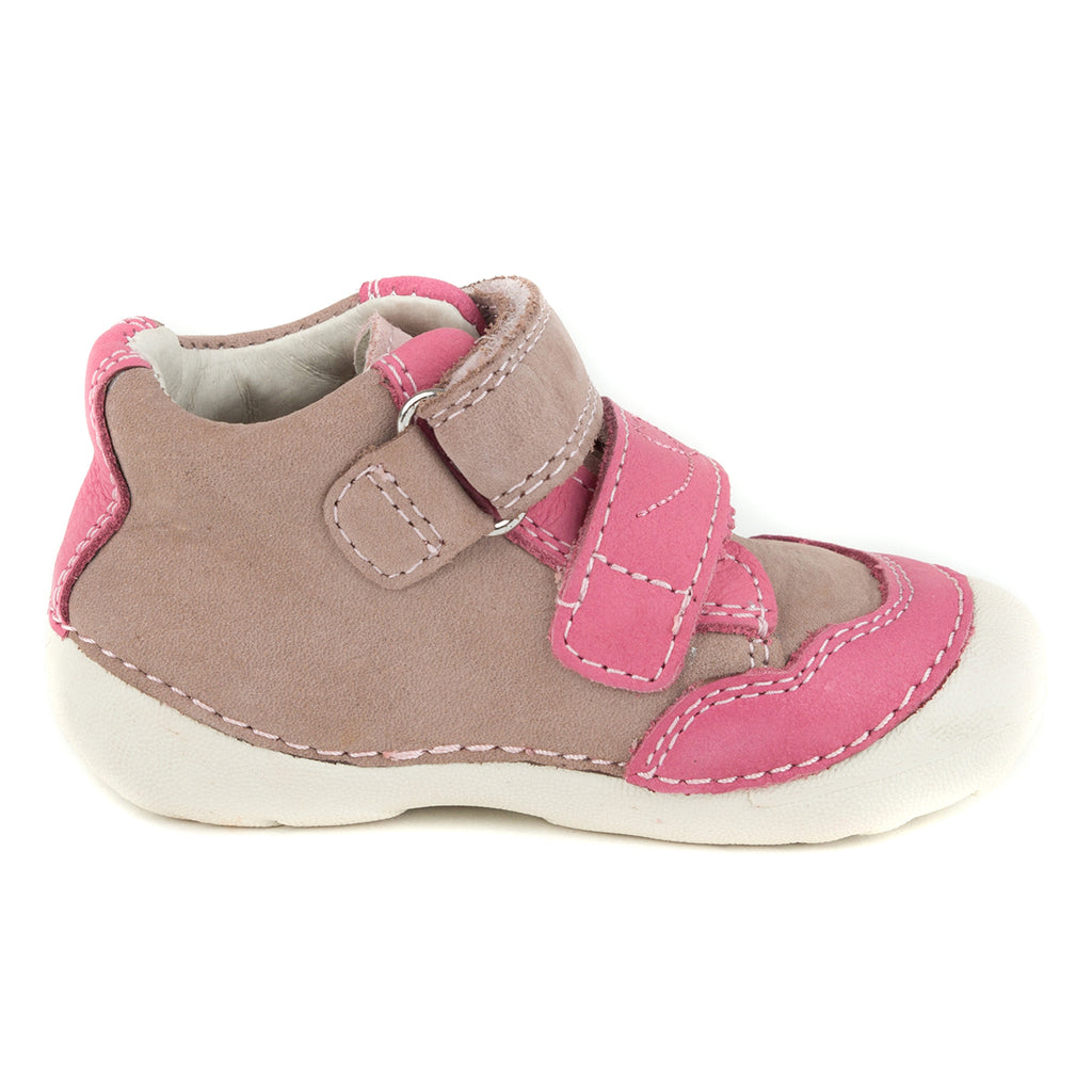 Premium quality first walker with genuine leather lining and upper in beige and pink with heart. Thanks to its high level of specialization, D.D. Step knows exactly what your child’s feet need, to develop properly in the various phases of growth. The exceptional comfort these shoes provide assure the well-being and happiness of your child.