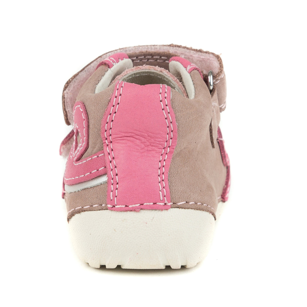 Premium quality first walker with genuine leather lining and upper in beige and pink with heart. Thanks to its high level of specialization, D.D. Step knows exactly what your child’s feet need, to develop properly in the various phases of growth. The exceptional comfort these shoes provide assure the well-being and happiness of your child.
