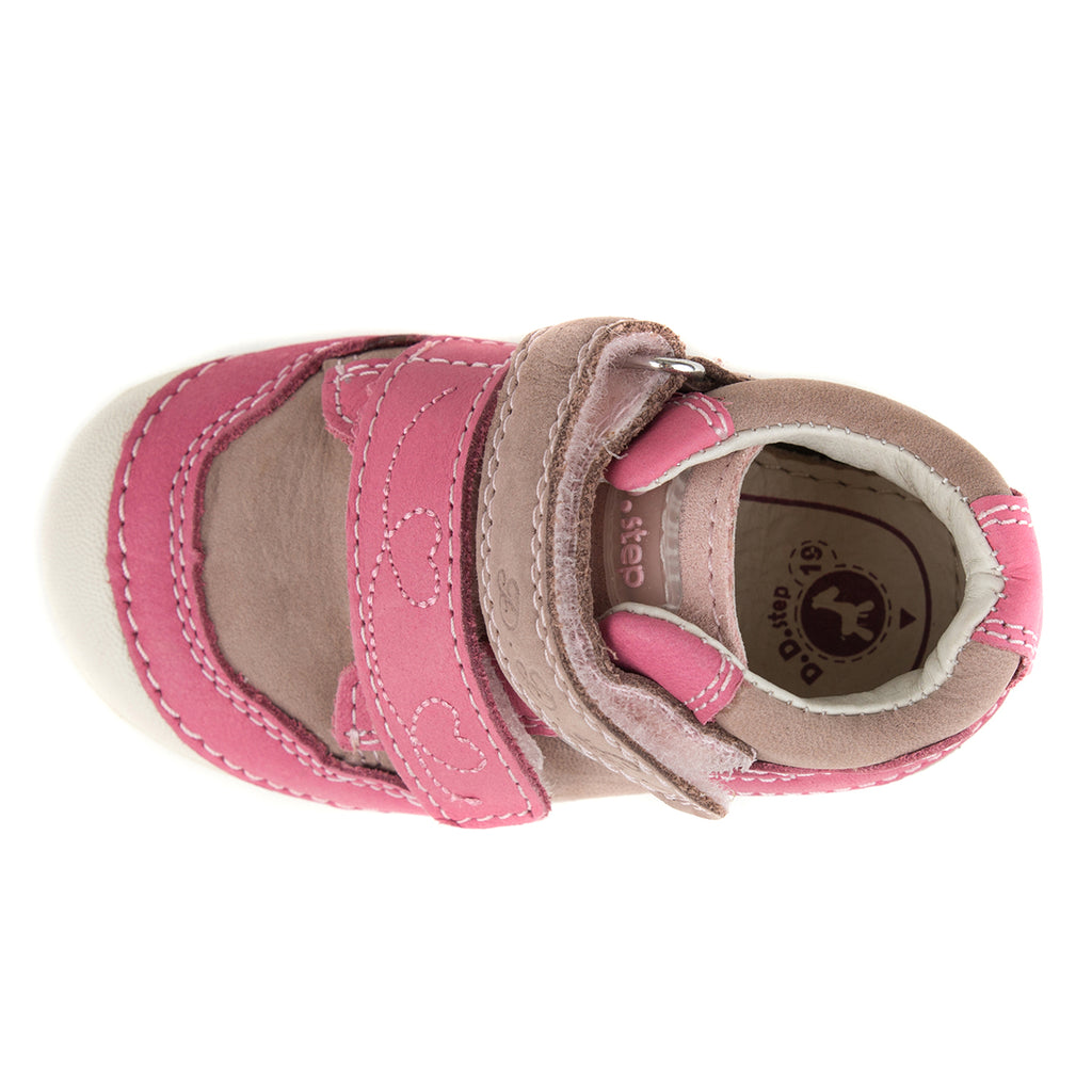 Premium quality first walker with genuine leather lining and upper in beige and pink with heart. Thanks to its high level of specialization, D.D. Step knows exactly what your child’s feet need, to develop properly in the various phases of growth. The exceptional comfort these shoes provide assure the well-being and happiness of your child.