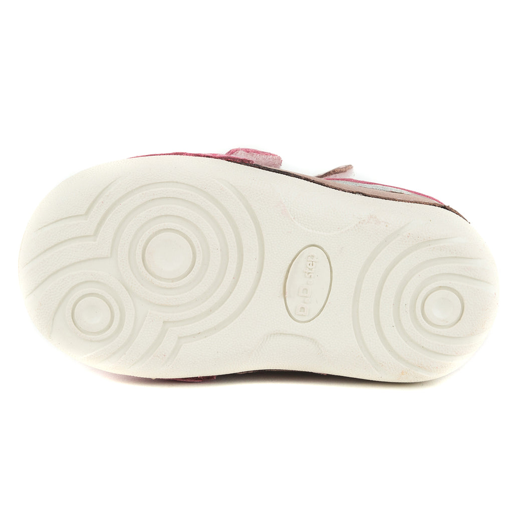 Premium quality first walker with genuine leather lining and upper in beige and pink with heart. Thanks to its high level of specialization, D.D. Step knows exactly what your child’s feet need, to develop properly in the various phases of growth. The exceptional comfort these shoes provide assure the well-being and happiness of your child.