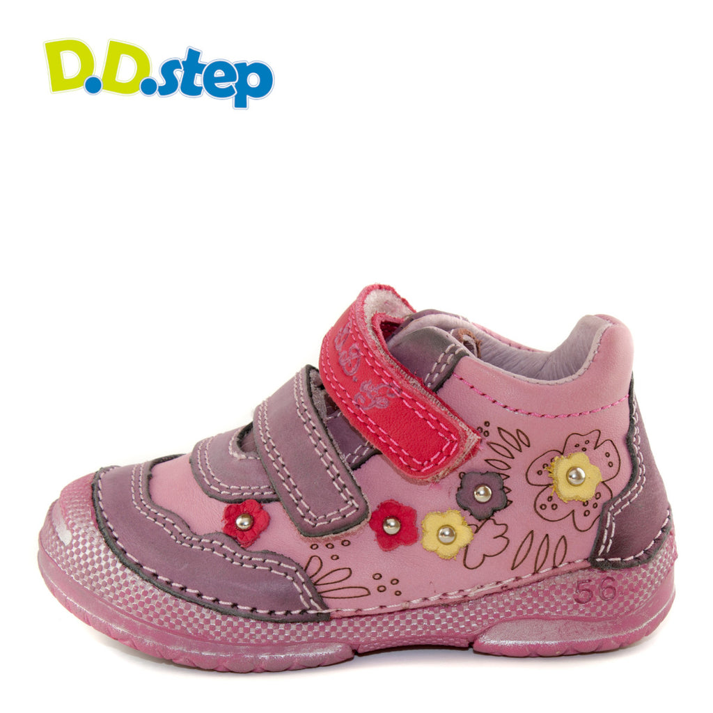Premium quality first walker with genuine leather lining and upper in dark pink and purple with drawings and flowers. Thanks to its high level of specialization, D.D. Step knows exactly what your child’s feet need, to develop properly in the various phases of growth. The exceptional comfort these shoes provide assure the well-being and happiness of your child.