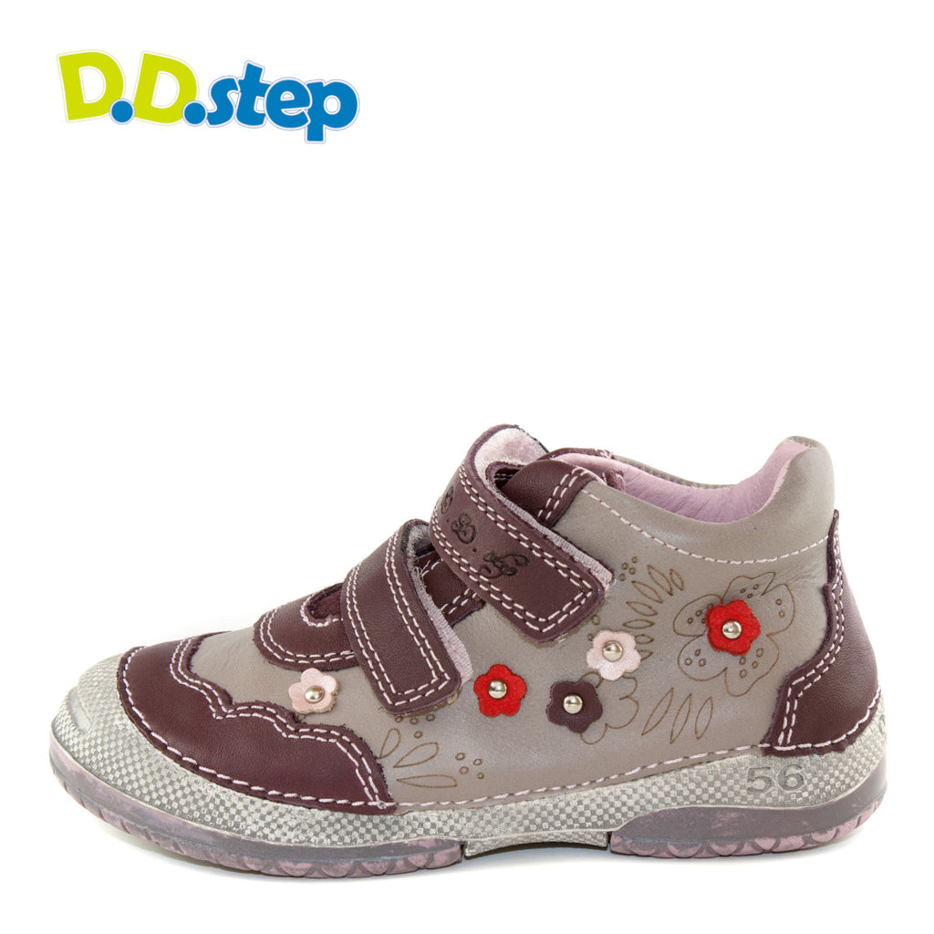 Premium quality first walker with genuine leather lining and upper in grey and mauve with drawings and flowers. Thanks to its high level of specialization, D.D. Step knows exactly what your child’s feet need, to develop properly in the various phases of growth. The exceptional comfort these shoes provide assure the well-being and happiness of your child.