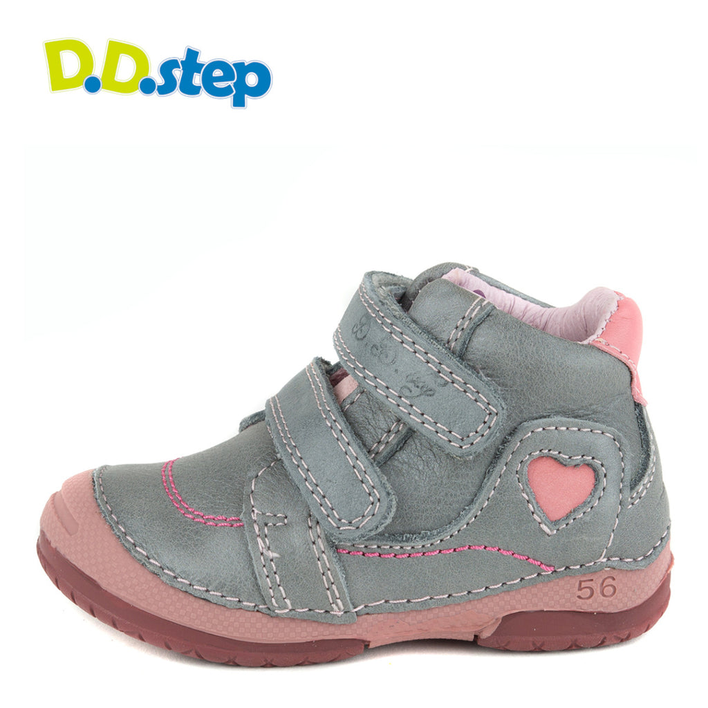 Premium quality first walker with genuine leather lining and upper in grey with pink heart. Thanks to its high level of specialization, D.D. Step knows exactly what your child’s feet need, to develop properly in the various phases of growth. The exceptional comfort these shoes provide assure the well-being and happiness of your child.