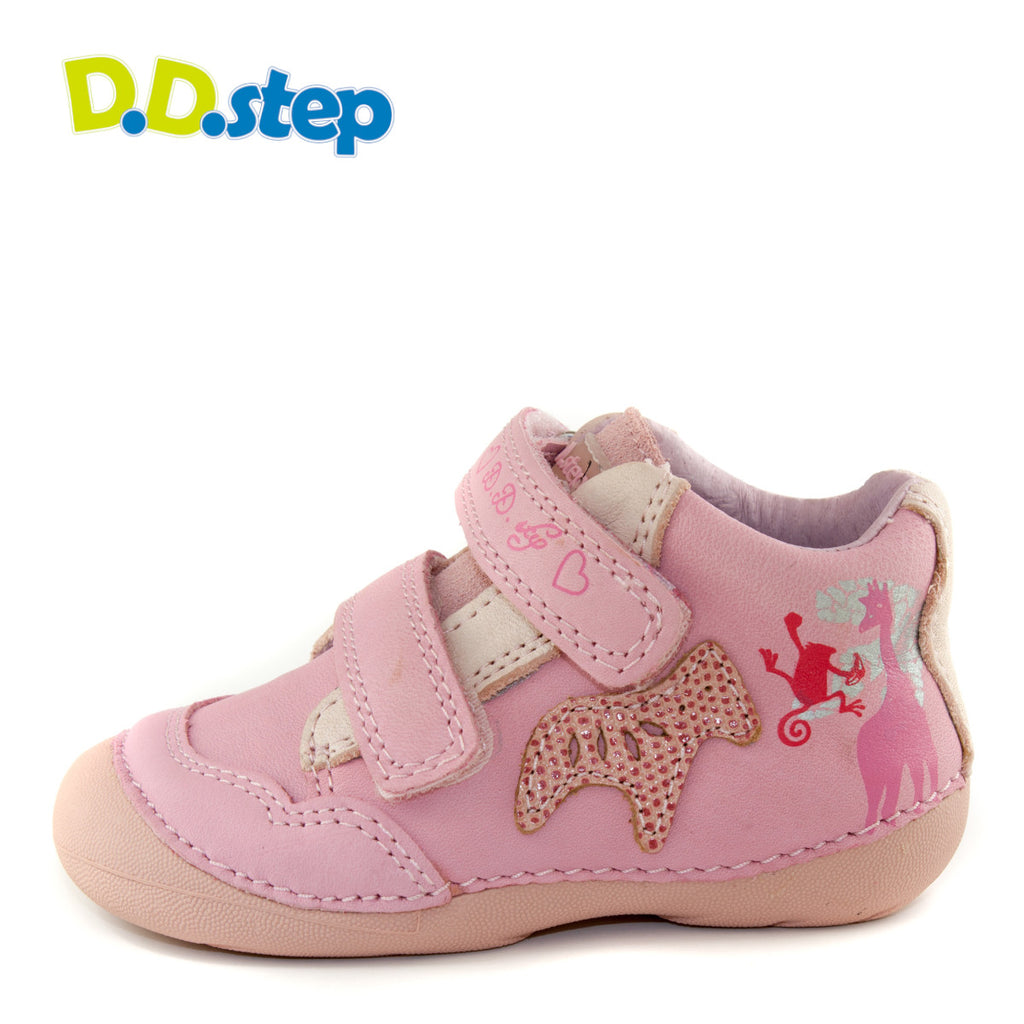 Premium quality first walker with genuine leather lining and upper in light pink with Africa theme. Thanks to its high level of specialization, D.D. Step knows exactly what your child’s feet need, to develop properly in the various phases of growth. The exceptional comfort these shoes provide assure the well-being and happiness of your child.