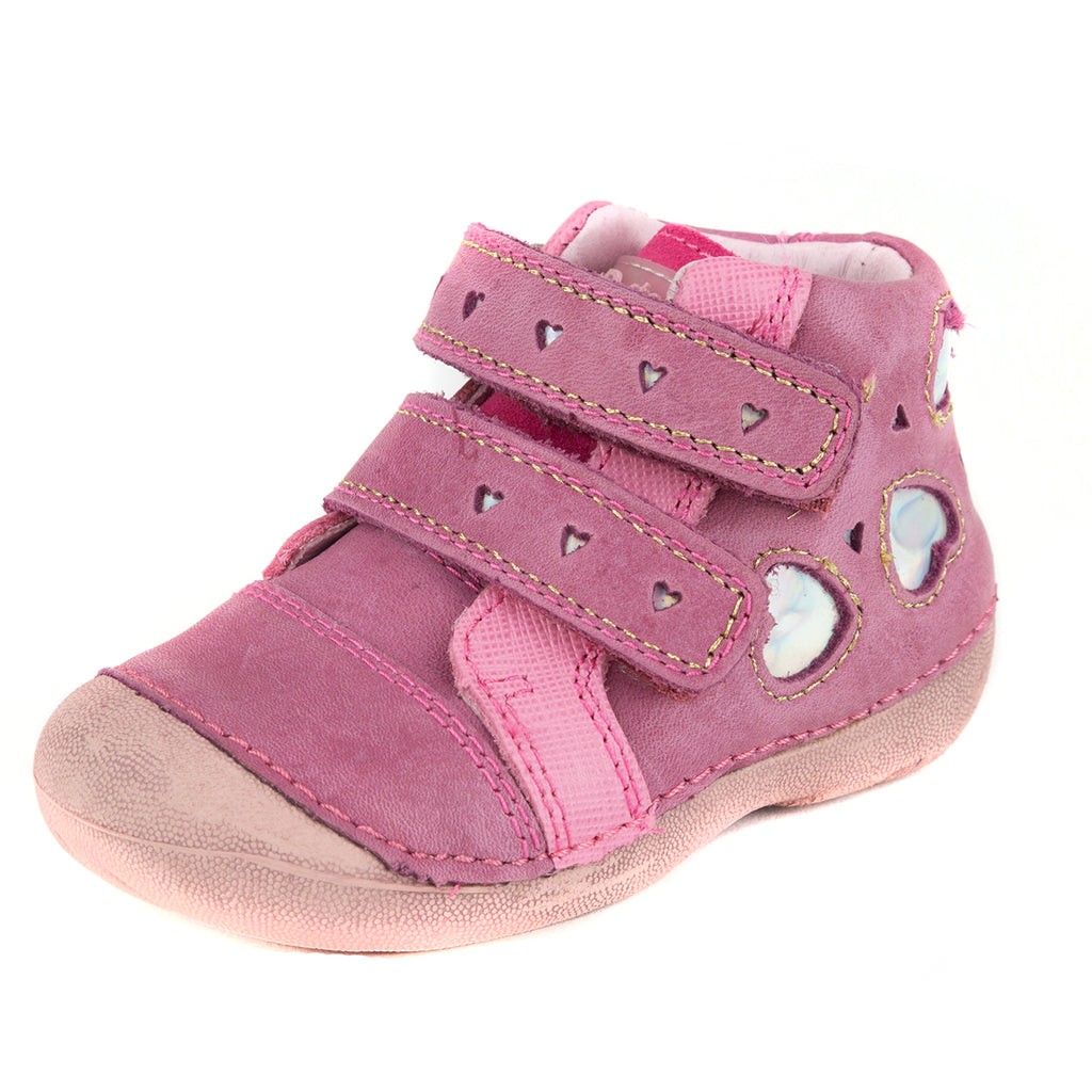 Premium quality first walker with genuine leather lining and upper in light pink with shiny hearts. Thanks to its high level of specialization, D.D. Step knows exactly what your child’s feet need, to develop properly in the various phases of growth. The exceptional comfort these shoes provide assure the well-being and happiness of your child.