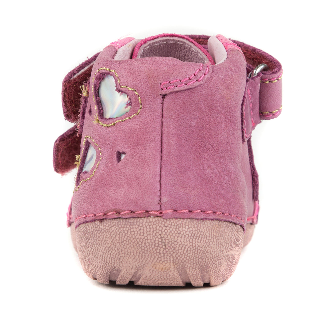 Premium quality first walker with genuine leather lining and upper in light pink with shiny hearts. Thanks to its high level of specialization, D.D. Step knows exactly what your child’s feet need, to develop properly in the various phases of growth. The exceptional comfort these shoes provide assure the well-being and happiness of your child.