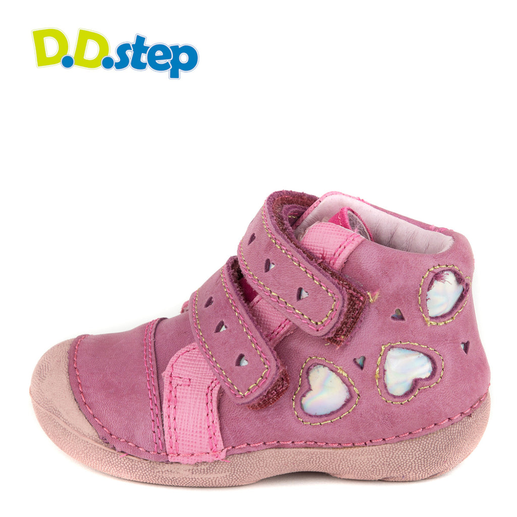 Premium quality first walker with genuine leather lining and upper in light pink with shiny hearts. Thanks to its high level of specialization, D.D. Step knows exactly what your child’s feet need, to develop properly in the various phases of growth. The exceptional comfort these shoes provide assure the well-being and happiness of your child.