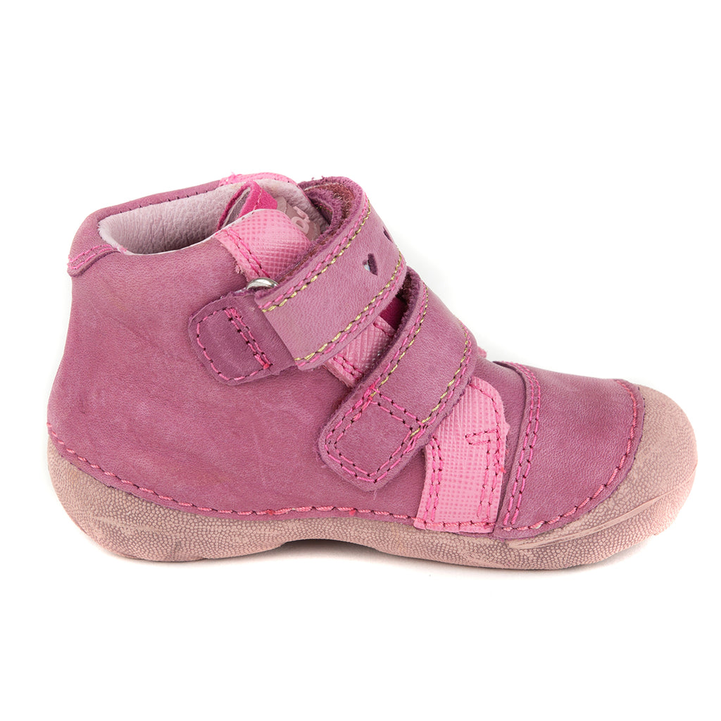 Premium quality first walker with genuine leather lining and upper in light pink with shiny hearts. Thanks to its high level of specialization, D.D. Step knows exactly what your child’s feet need, to develop properly in the various phases of growth. The exceptional comfort these shoes provide assure the well-being and happiness of your child.