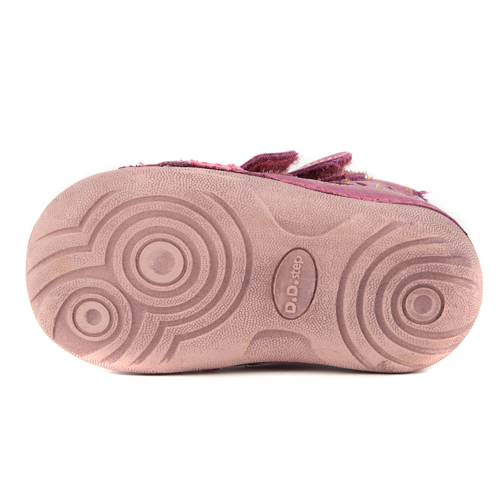 Premium quality first walker with genuine leather lining and upper in light pink with shiny hearts. Thanks to its high level of specialization, D.D. Step knows exactly what your child’s feet need, to develop properly in the various phases of growth. The exceptional comfort these shoes provide assure the well-being and happiness of your child.