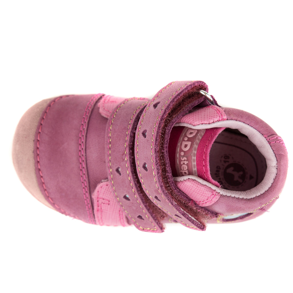 Premium quality first walker with genuine leather lining and upper in light pink with shiny hearts. Thanks to its high level of specialization, D.D. Step knows exactly what your child’s feet need, to develop properly in the various phases of growth. The exceptional comfort these shoes provide assure the well-being and happiness of your child.
