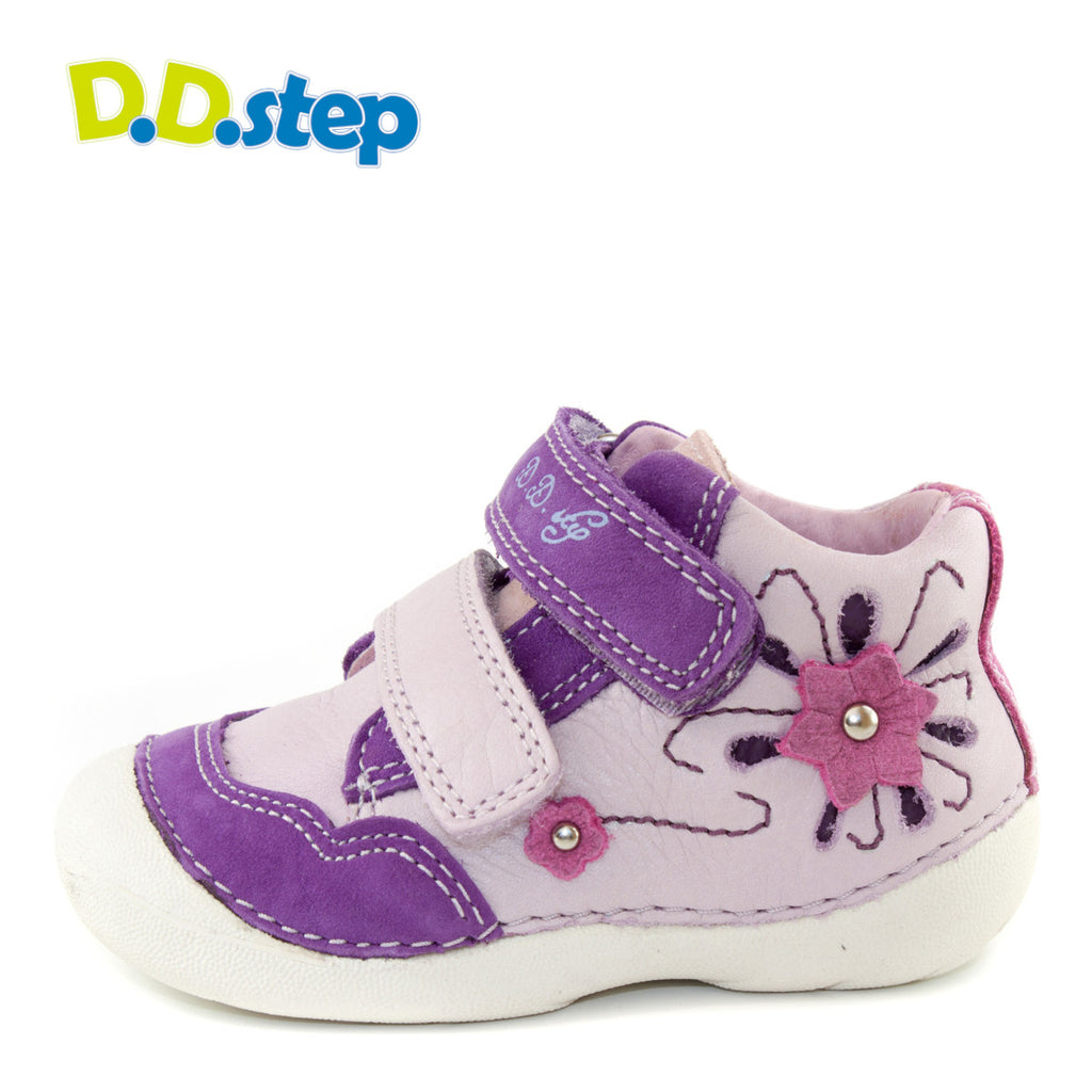 Premium quality first walker with genuine leather lining and upper in light purple with dark purple detail and pink flower. Thanks to its high level of specialization, D.D. Step knows exactly what your child’s feet need, to develop properly in the various phases of growth. The exceptional comfort these shoes provide assure the well-being and happiness of your child.