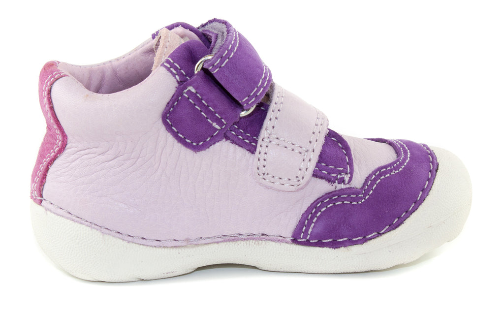 Premium quality first walker with genuine leather lining and upper in light purple with dark purple detail and pink flower. Thanks to its high level of specialization, D.D. Step knows exactly what your child’s feet need, to develop properly in the various phases of growth. The exceptional comfort these shoes provide assure the well-being and happiness of your child.