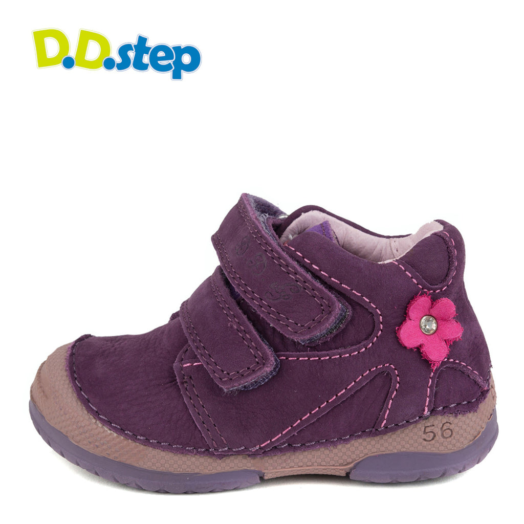 Premium quality first walker with genuine leather lining and upper in mauve with flower. Thanks to its high level of specialization, D.D. Step knows exactly what your child’s feet need, to develop properly in the various phases of growth. The exceptional comfort these shoes provide assure the well-being and happiness of your child.