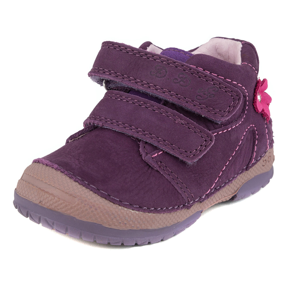 Premium quality first walker with genuine leather lining and upper in mauve with flower. Thanks to its high level of specialization, D.D. Step knows exactly what your child’s feet need, to develop properly in the various phases of growth. The exceptional comfort these shoes provide assure the well-being and happiness of your child.