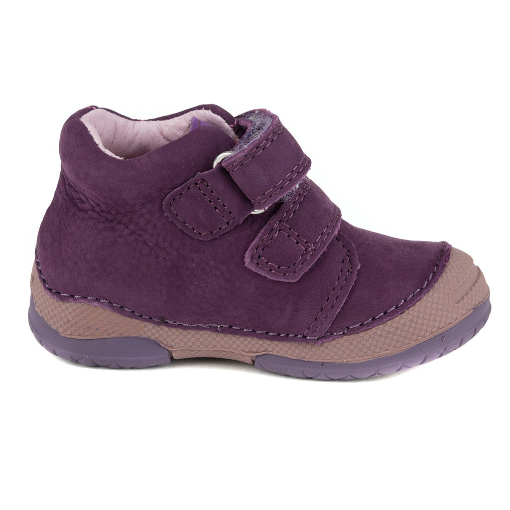 Premium quality first walker with genuine leather lining and upper in mauve with flower. Thanks to its high level of specialization, D.D. Step knows exactly what your child’s feet need, to develop properly in the various phases of growth. The exceptional comfort these shoes provide assure the well-being and happiness of your child.