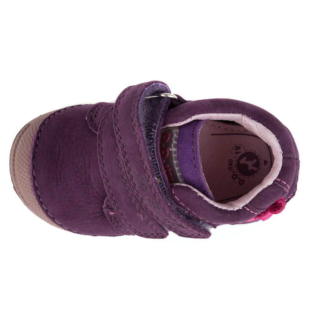 Premium quality first walker with genuine leather lining and upper in mauve with flower. Thanks to its high level of specialization, D.D. Step knows exactly what your child’s feet need, to develop properly in the various phases of growth. The exceptional comfort these shoes provide assure the well-being and happiness of your child.