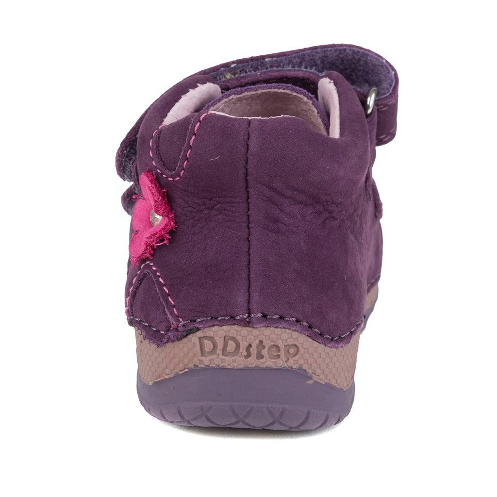 Premium quality first walker with genuine leather lining and upper in mauve with flower. Thanks to its high level of specialization, D.D. Step knows exactly what your child’s feet need, to develop properly in the various phases of growth. The exceptional comfort these shoes provide assure the well-being and happiness of your child.