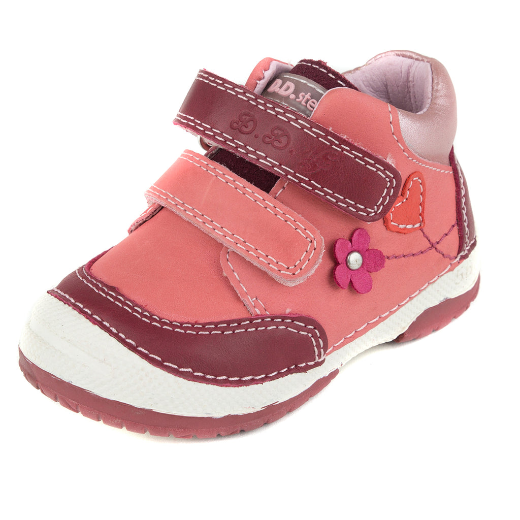 Premium quality first walker with genuine leather lining and upper in pink and mauve with heart and flower. Thanks to its high level of specialization, D.D. Step knows exactly what your child’s feet need, to develop properly in the various phases of growth. The exceptional comfort these shoes provide assure the well-being and happiness of your child.