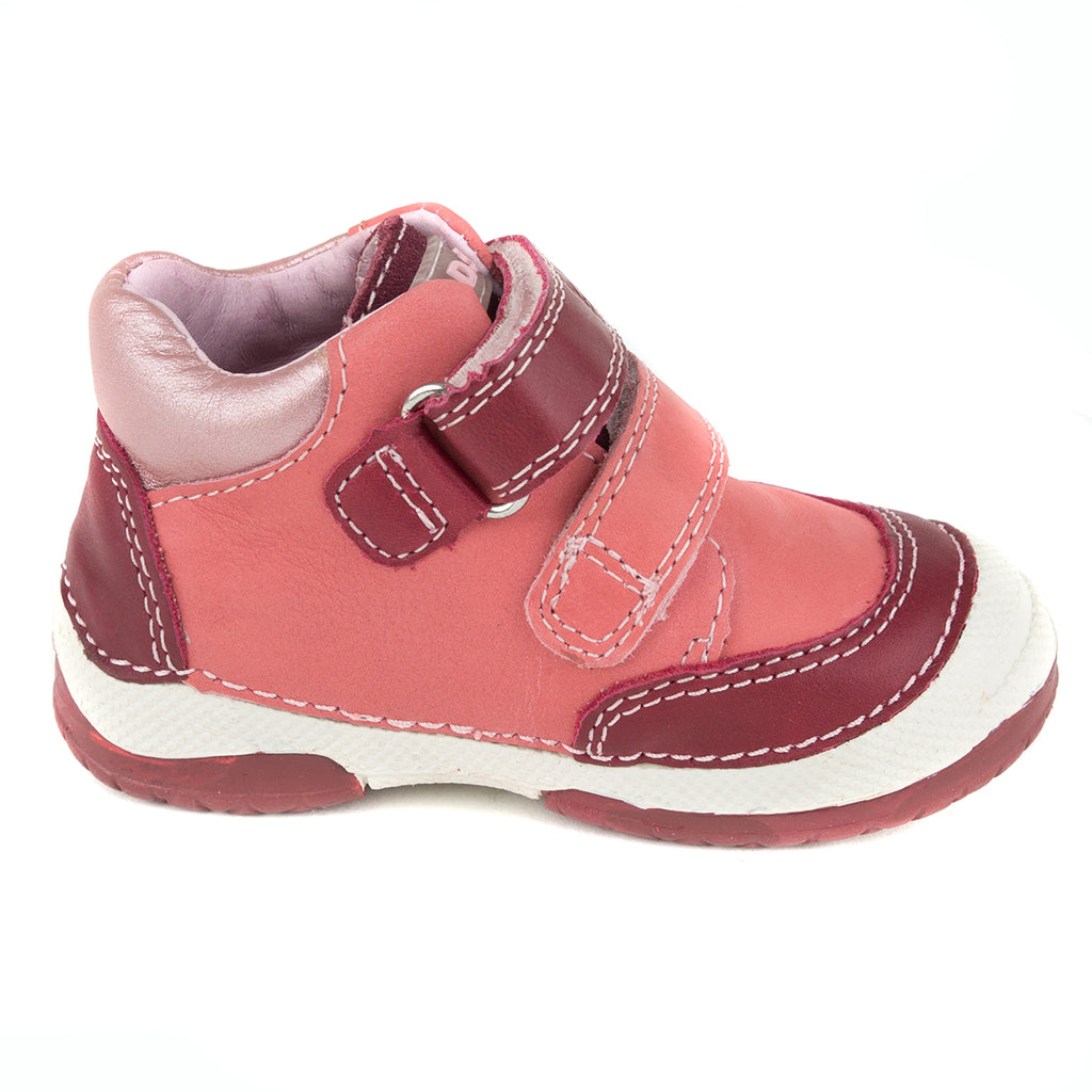 Premium quality first walker with genuine leather lining and upper in pink and mauve with heart and flower. Thanks to its high level of specialization, D.D. Step knows exactly what your child’s feet need, to develop properly in the various phases of growth. The exceptional comfort these shoes provide assure the well-being and happiness of your child.