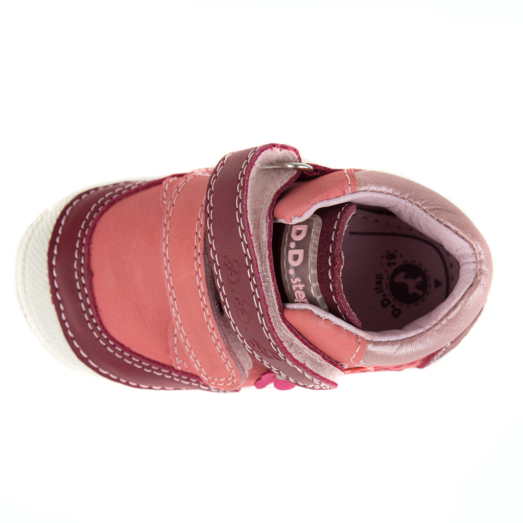 Premium quality first walker with genuine leather lining and upper in pink and mauve with heart and flower. Thanks to its high level of specialization, D.D. Step knows exactly what your child’s feet need, to develop properly in the various phases of growth. The exceptional comfort these shoes provide assure the well-being and happiness of your child.