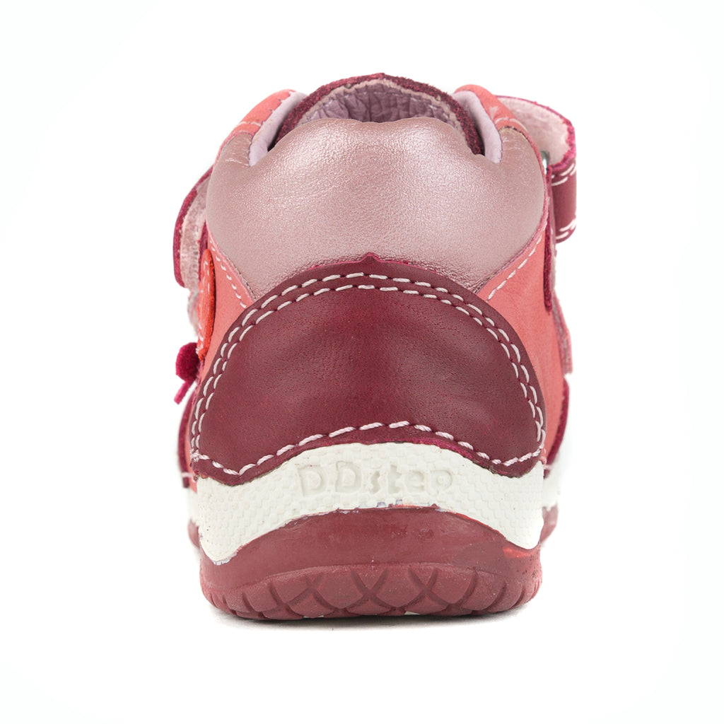 Premium quality first walker with genuine leather lining and upper in pink and mauve with heart and flower. Thanks to its high level of specialization, D.D. Step knows exactly what your child’s feet need, to develop properly in the various phases of growth. The exceptional comfort these shoes provide assure the well-being and happiness of your child.