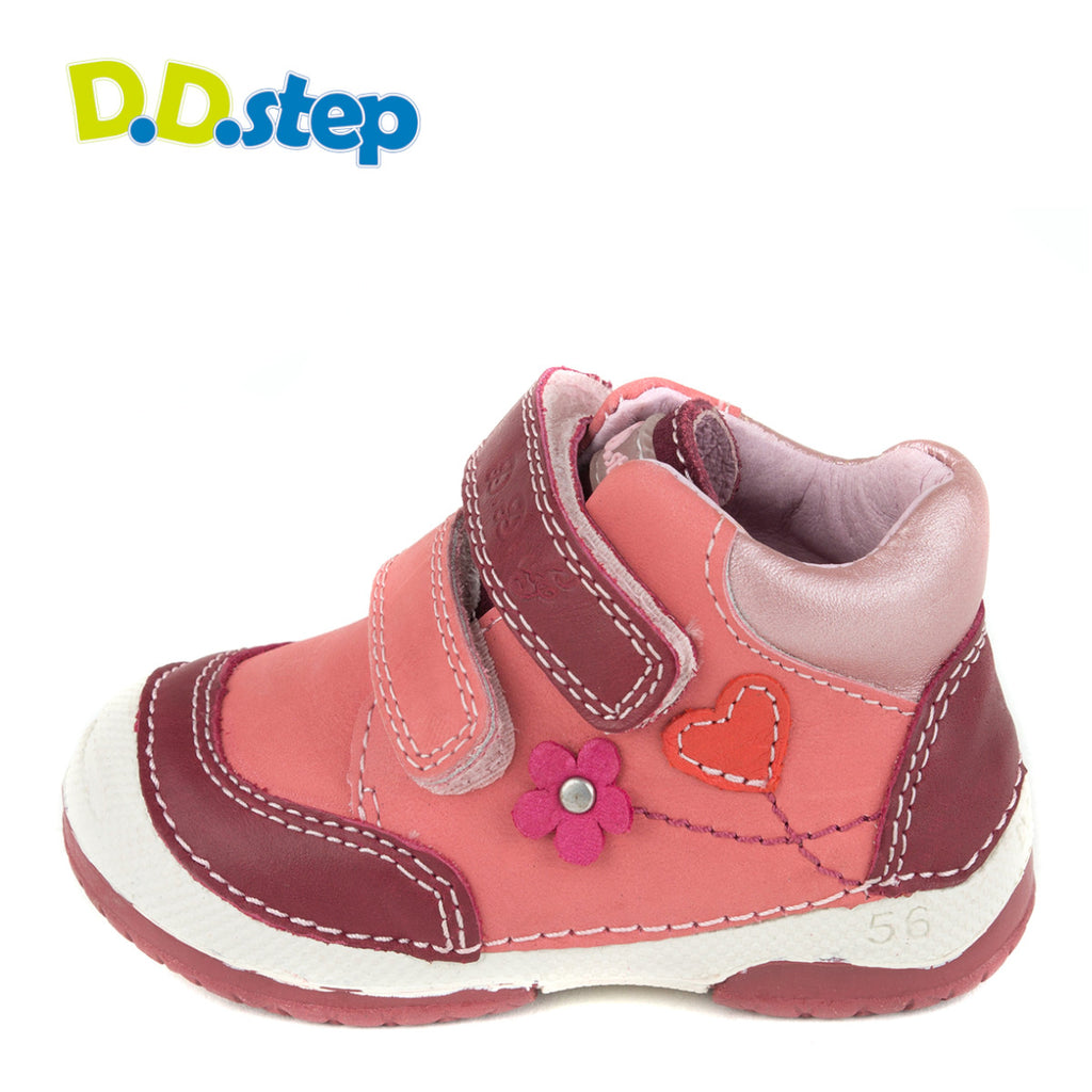 Premium quality first walker with genuine leather lining and upper in pink and mauve with heart and flower. Thanks to its high level of specialization, D.D. Step knows exactly what your child’s feet need, to develop properly in the various phases of growth. The exceptional comfort these shoes provide assure the well-being and happiness of your child.